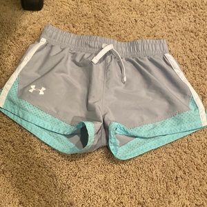 kids light grey under armor shorts